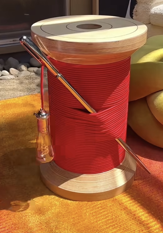 Carrete de hilo rojo con agujas — Artículos de Mercería Petit D’Alacant